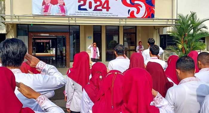 APEL PERTAMA TAHUN 2024 : Sekda Kota Pekalongan Nur Priyantomo, saat memimpin apel pertama awal kerja tahun 2024 di Halaman Setda setempat, Selasa (2/1/2024).