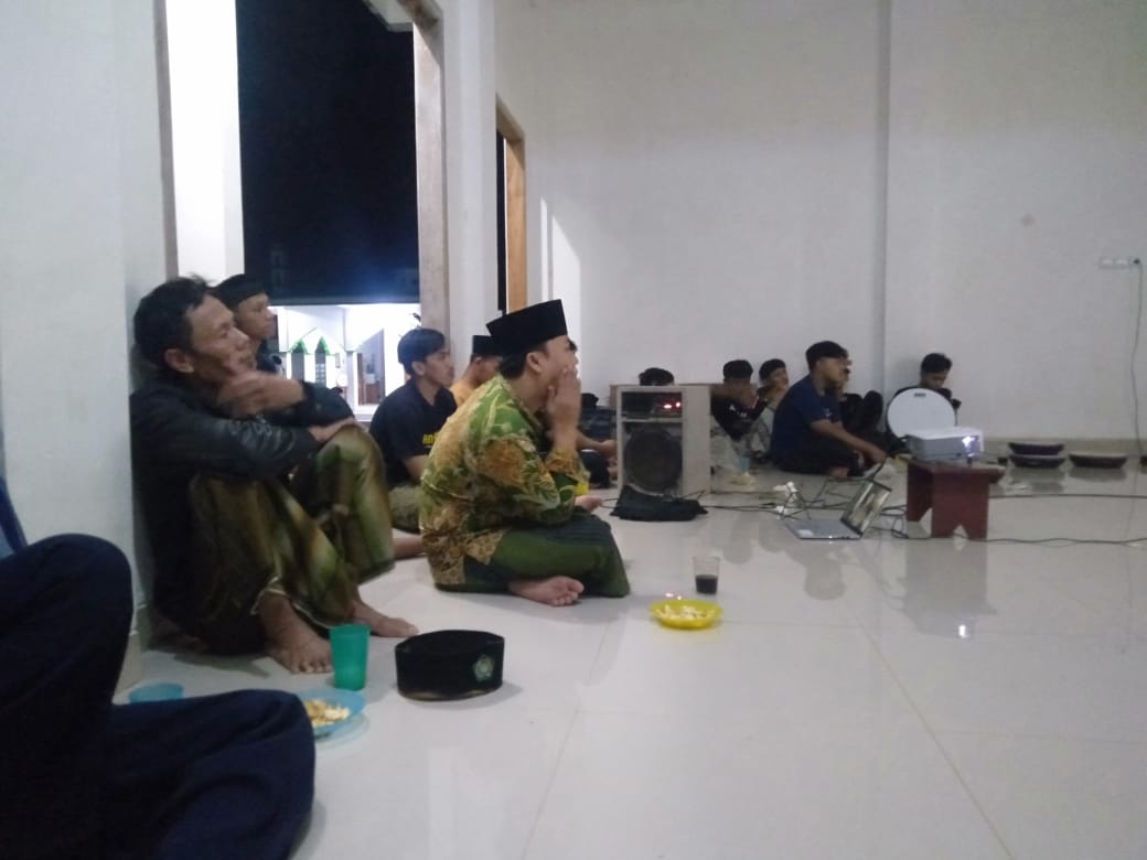 NONTON FILM BARENG : Warga Desa Gondang, Kecamatan Subah yang melakukan Nobar film dokumenter Pahlawan Nasional KH Ahmad Rifa
