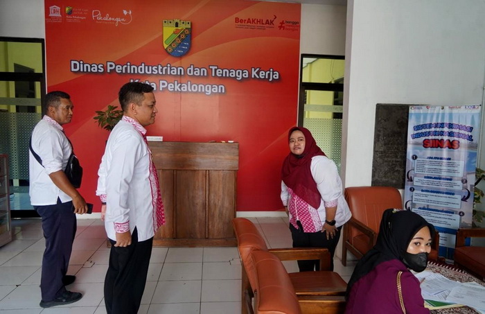 SIDAK HARI PERTAMA 2024 : Wali Kota Pekalongan HA Afzan Arslan Djunaid dan jajarannya melakukan sidak di kantor Dinperin dan Tenaga Kerja Kota Pekalongan Selasa (2/1/2024).