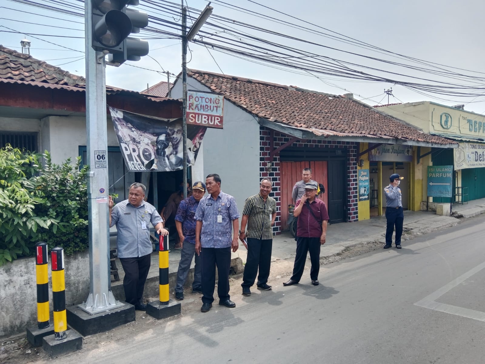 PERSIAPAN: Dishub Kabupaten Pekalongan saat meninjau traffic light perempatan Bligo untuk persiapan pengoperasian, baru-baru ini.