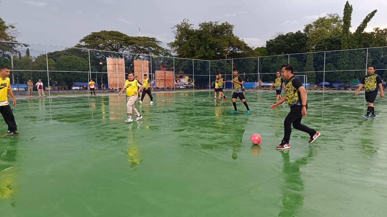 FASILITAS PUBLIK: Uji coba lapangan futsal Alun-Alun Kajen sebelum diresmikan, Minggu (31/12/2023) lalu.