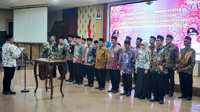 PELANTIKAN : Wali Kota Pekalongan HA Afzan Arslan Djunaid saat melantik pejabat baru di Ruang Jlamprang Setda Kota Pekalongan, Selasa malam (2/1/2024).