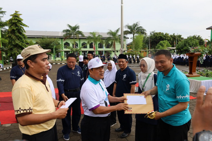 SERAHKAN HADIAH : Kemenag Kota Pekalongan menyerahkan hadiah bagi pemenang aneka lomba dalam rangka HAB ke-78 Kemenag, Rabu (3/1/2024).