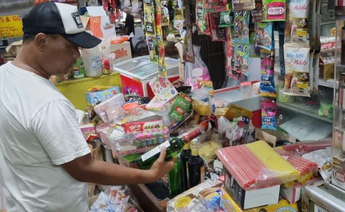 RAZIA: Kapolsek Kesesi Iptu Fellix saat turun langsung ikut merazia warung kelontong yang ternyata menjual miras, Selasa (2/1/2024).