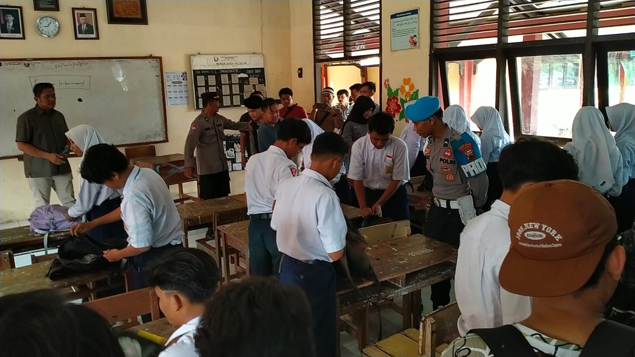 PENGGELEDAHAN: Polres Pekalongan saat menggeledah ruang kelas dan tas siswa SMPN 1 Siwalan, Kabupaten Pekalongan, Kamis (4/1/2024).