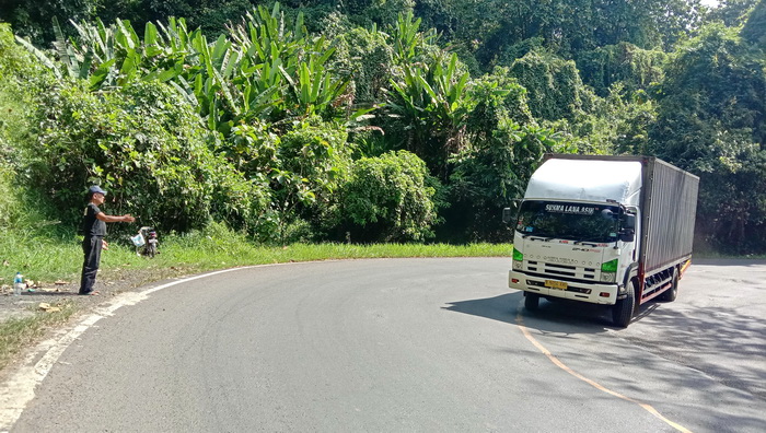 TUNGGU LEMPARAN UANG : Mbah Warno saat menunggu pengemudi melempar uang, saat melewati Pal 15 Jalur&nbsp;Alas&nbsp;Roban&nbsp;Batang.