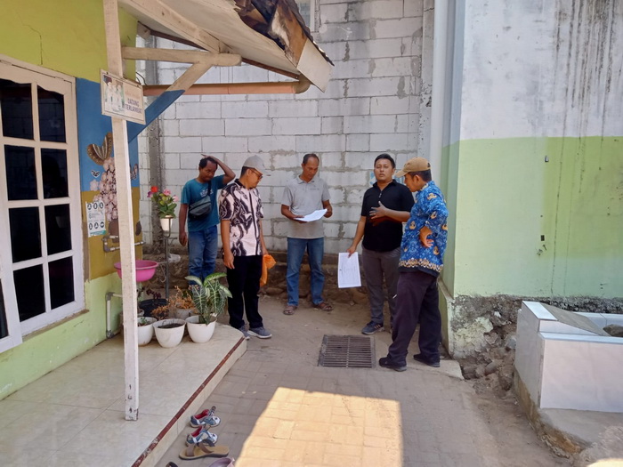 TINJAU LOKASI : Tim Dinperkim meninjau lokasi jalan yang diusulkan warga untuk ditinggikan dan diperbaiki saluran airnya baru-baru ini.