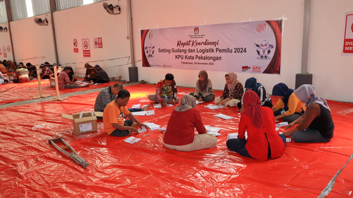 LIPAT SURAT SUARA : Masyrakat umum termasuk kaum difabel berpartisipasi menyortir dan melipat surat suara.