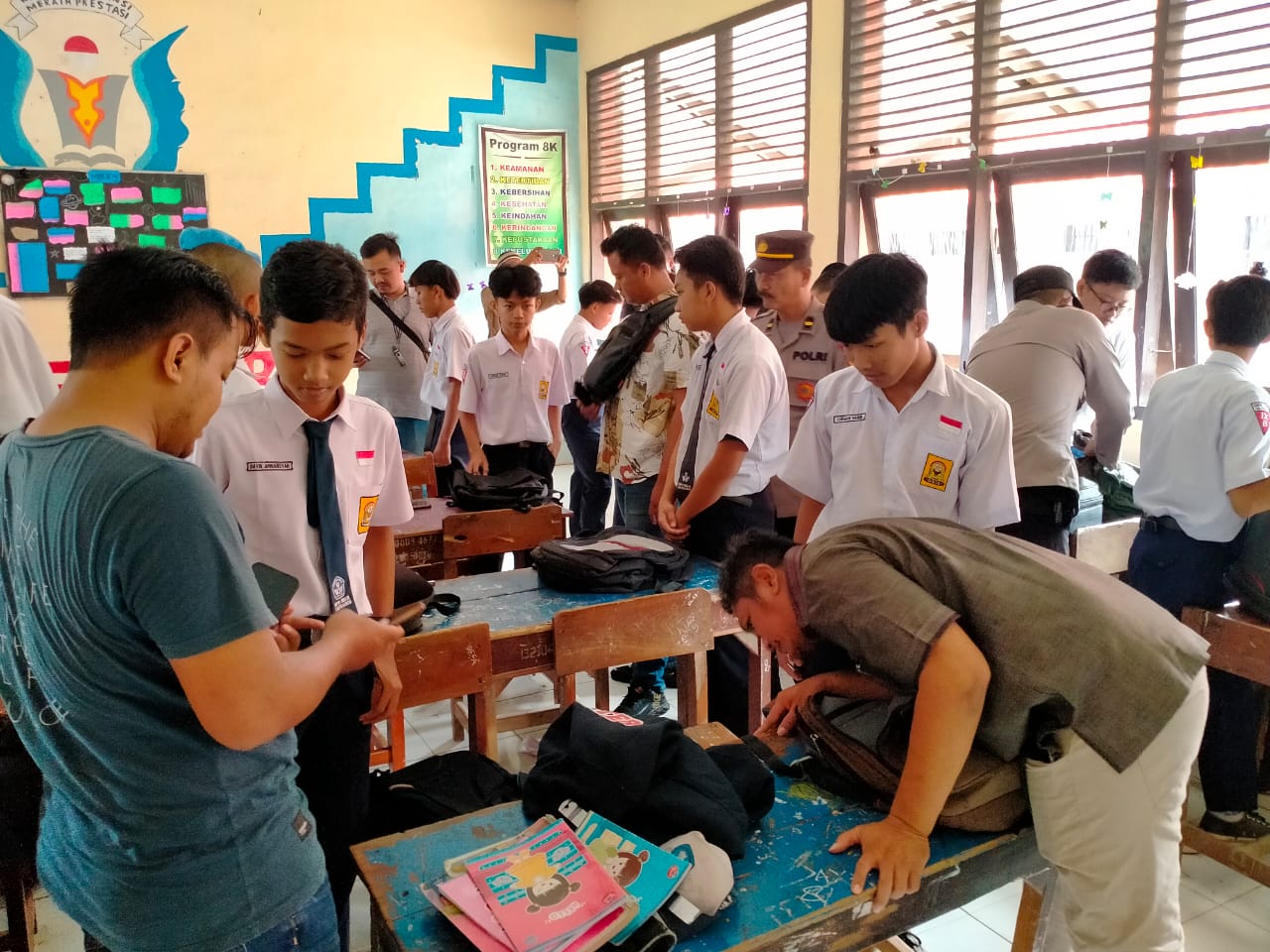 GELEDAH: Polres Pekalongan saat menggeledah ruang kelas dan tas siswa SMPN 1 Siwalan, Kamis (4/1/2024).