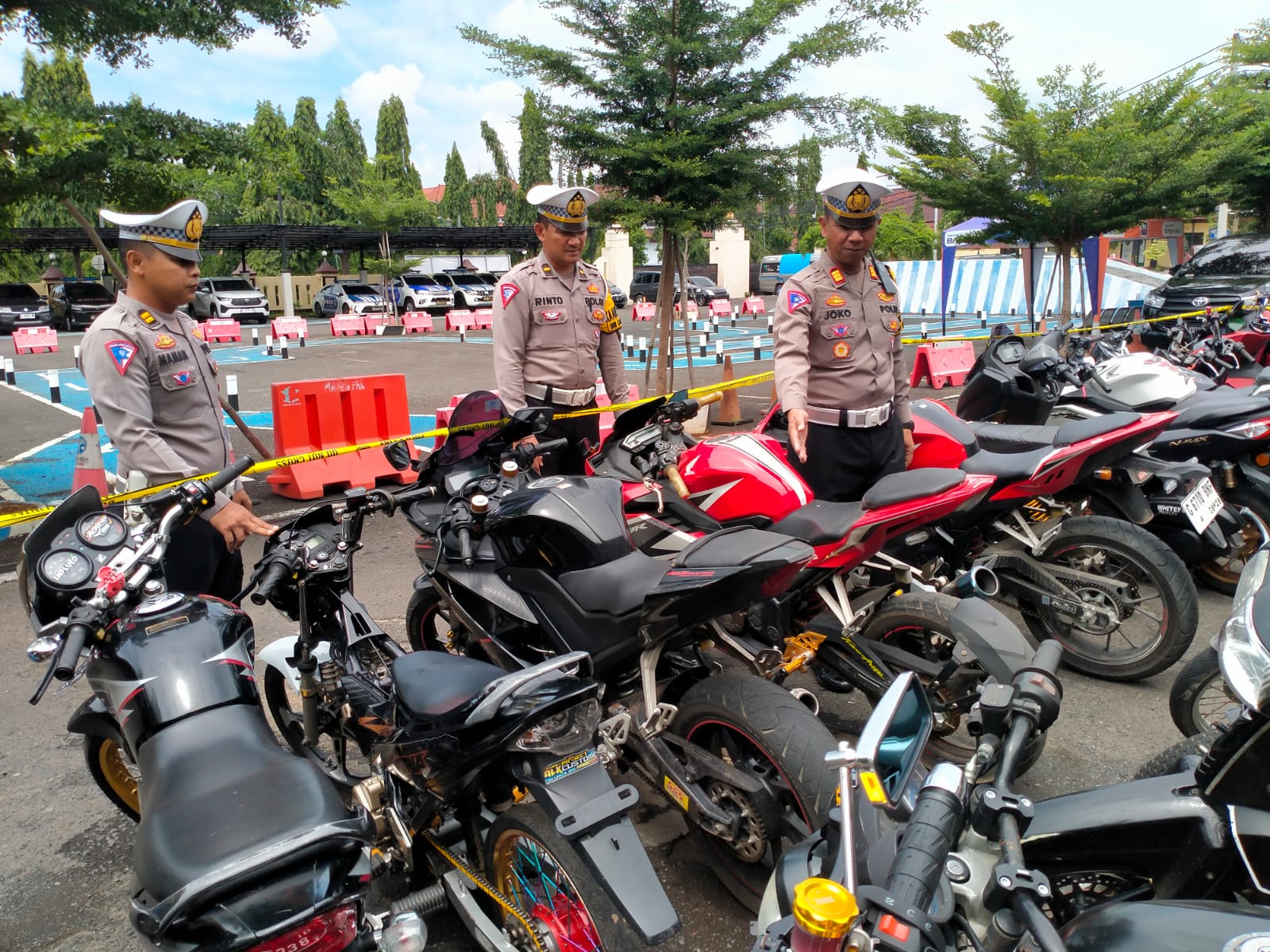 HASIL PENINDAKAN: Kasatlantas Polres Pekalongan AKP Joko Supriyanto saat menunjukkan sepeda motor dengan knalpot brong yang pihaknya tindak, Jumat (5/1/2024) pagi.