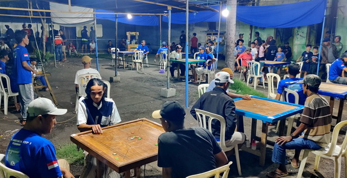 BERSAING KETAT : Para pemain karambol sedang adu skill dalam pertandingan LBHA Cup di Kampung Pesindon, Kota Pekalongan, Kamis malam (5/1/2024).