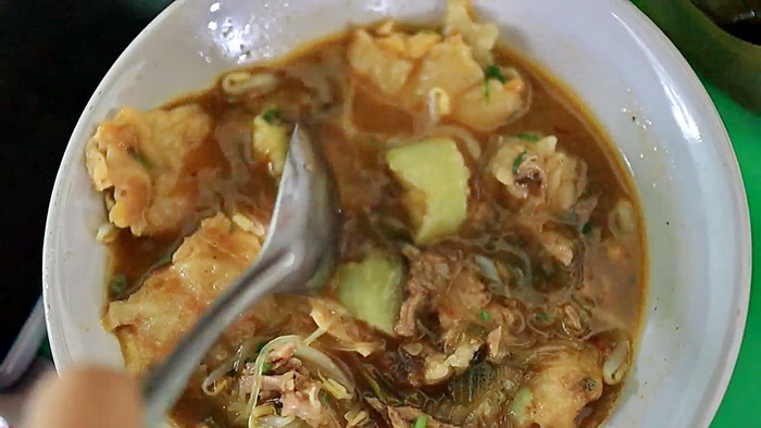 LEZAT : Satu porsi Tauto Tarip yang menawarkan kelezatan saat disantap dengan lontong dan tempe goreng.