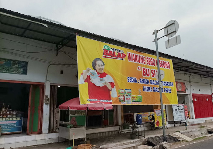 Warung Makan Bu Suli yang menjual kuliner khas Pekalongan Nasi Megono.