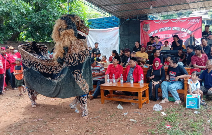 PENTAS SENI SINGO BARONG : Grup kesenian tradisional Singo Barong tampil di Desa Krengseng, Minggu (07/01/2024).