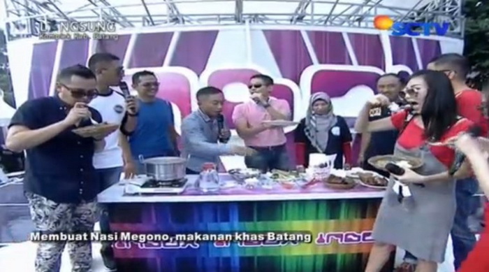 CICIPI MEGONO : Sejumlah artis saat mencicipi sego Megono khas Batang dalam tayang live televisi nasional di HUT ke-50 Batang.