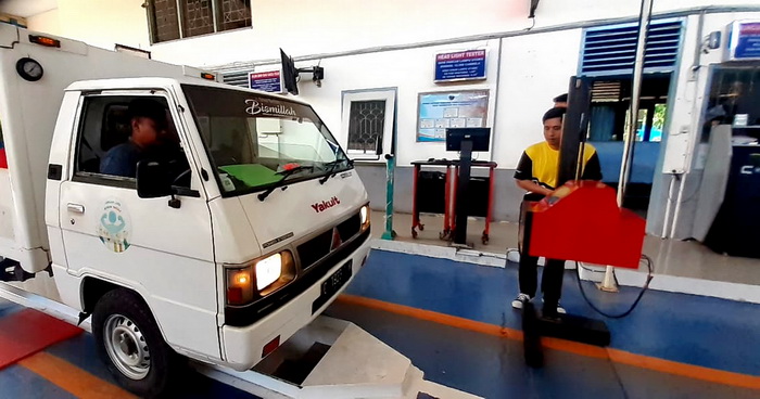 PERIKSA KENDARAAN : Pegawai Dishub Kota Pekalongan saat melakukan Uji KIR terhadap salah satu angkutan barang baru-baru ini.