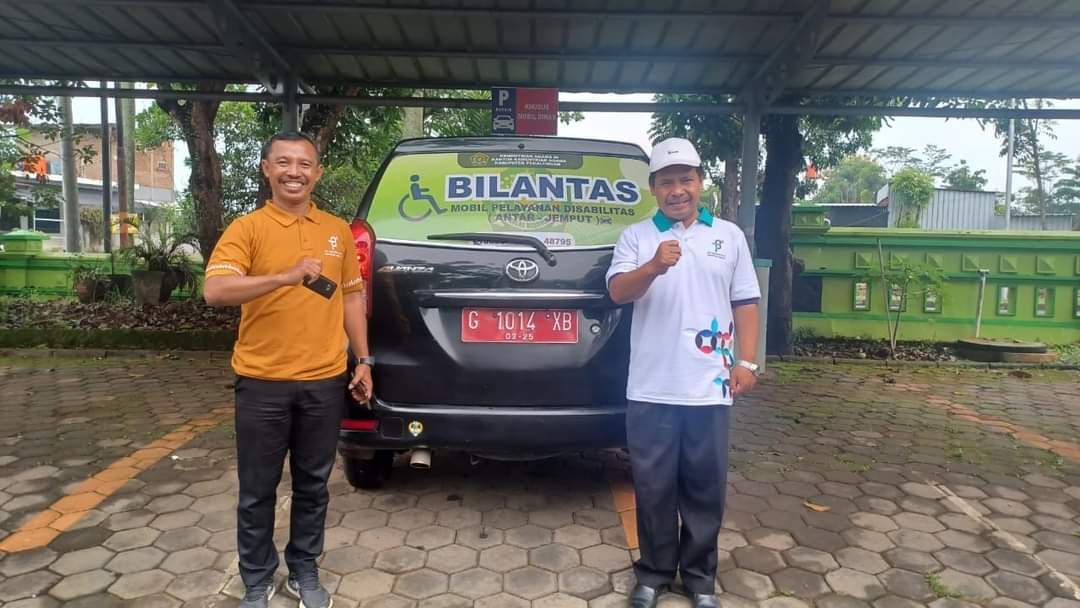 KHUSUS DISABILITAS: Kepala Kantor Kemenag Kabupaten Pekalongan Imam Tobroni (kanan-putih) meluncurkan mobil khusus untuk antar-jemput disabilitas.