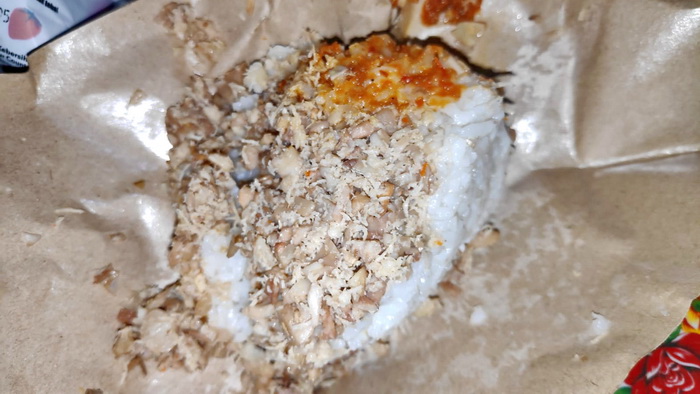 SEBUNGKUS MEGONO : Nasi Megono khas Batang dengan tambahan sambal.