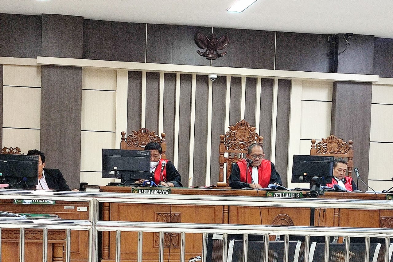 Ketua Majelis Hakim Judi Prasetya membacakan vonis korupsi proyek pembangunan Pelabuhan Batang di Pengadilan Tipikor Semarang, Senin (8/1). (Ida Fadilah/Jawa Pos Radar Semarang)