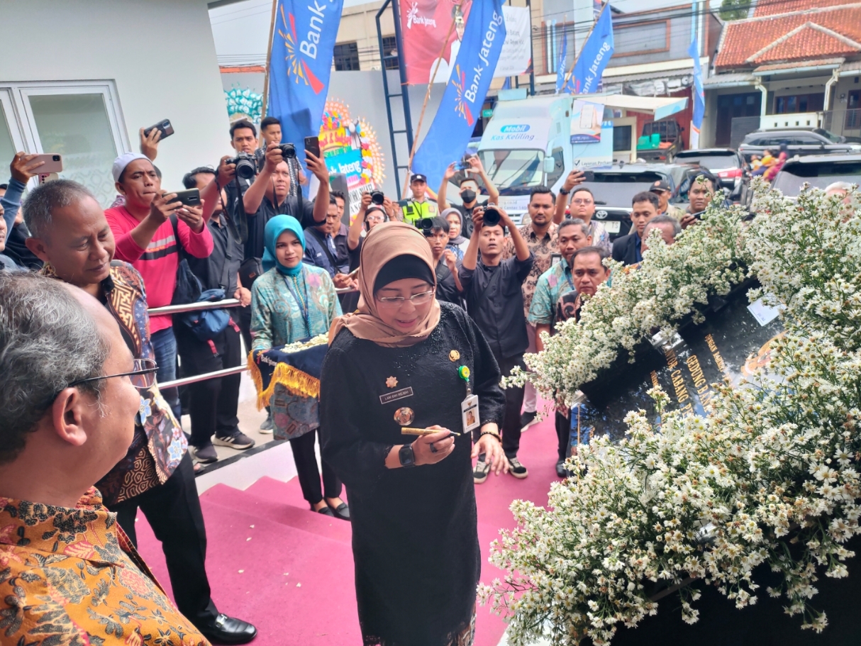 PERESMIAN : Pj Bupati Batang Lani Dwi Rejeki saat meresmikan kantor cabang pembantu Bank Jateng Bandar, Kabupaten Batang.
