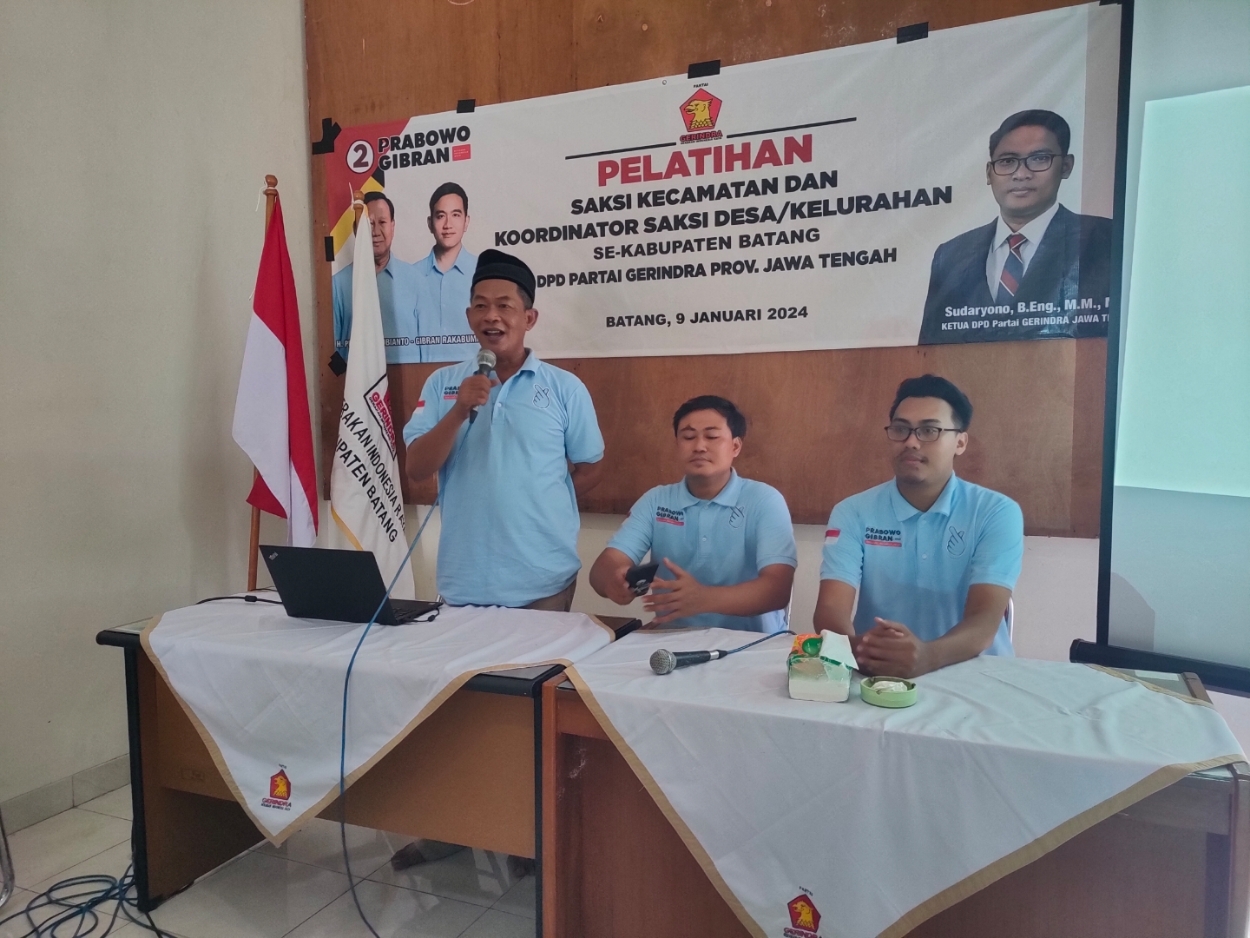SOSIALISASI SAKSI : Koordinator Saksi Gerindra Jateng Aziz Swarsono untuk Dapil X DPR RI serta Dapil XIII DPRD Jateng saat memberikan pemaparan dalam sosialisasi.