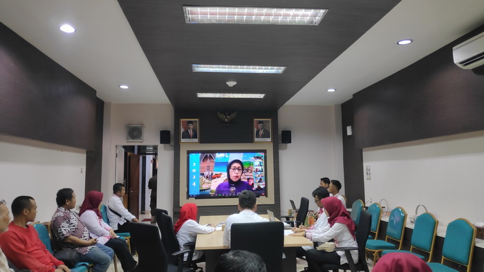 DISKUSI : Wali Kota Pekalongan Achmad Afzan Arslan Djunaid saat mengikuti rakor dengan anggota Jejaring Kabupaten Kota Kreatif UNESCO, Selasa (9/1/2024).