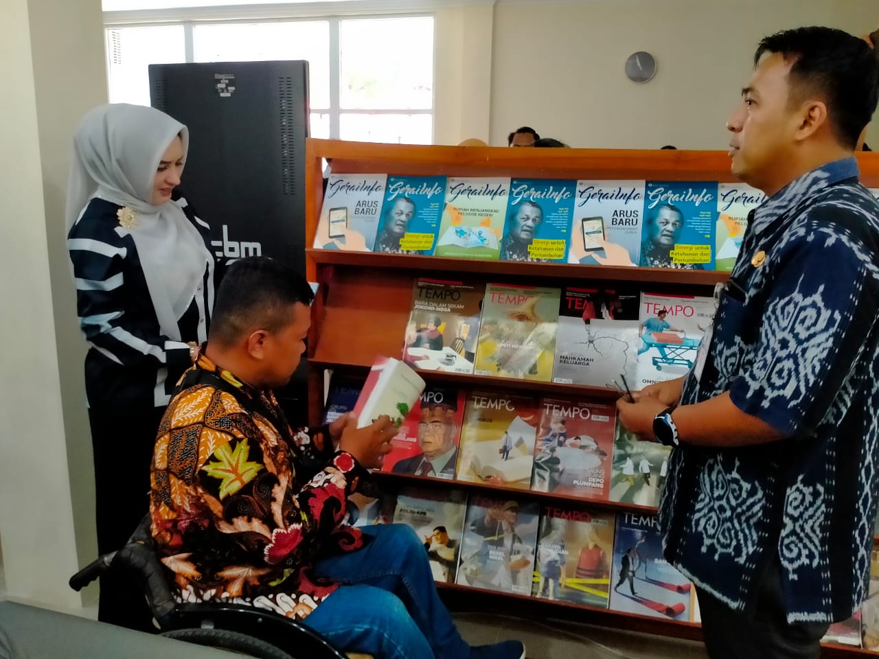PERPUSTAKAAN BARU: Bupati Pekalongan Fadia Arafiq bersama Sekda Yulian Akbar saat menemani pengunjung berkebutuhan khusus yang sedang mencari buku di perpustakaan daerah, Selasa (9/1/2024).