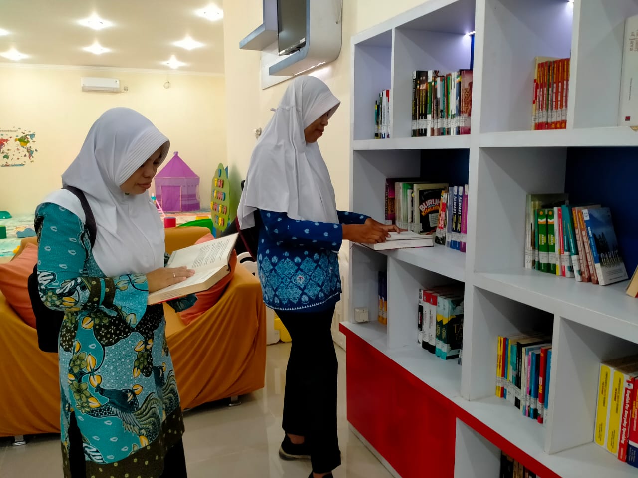 REPRESENTATIF: Pengunjung perpustakaan daerah Kabupaten Pekalongan saat mencari buku bacaan, Selasa (9/1/2024).