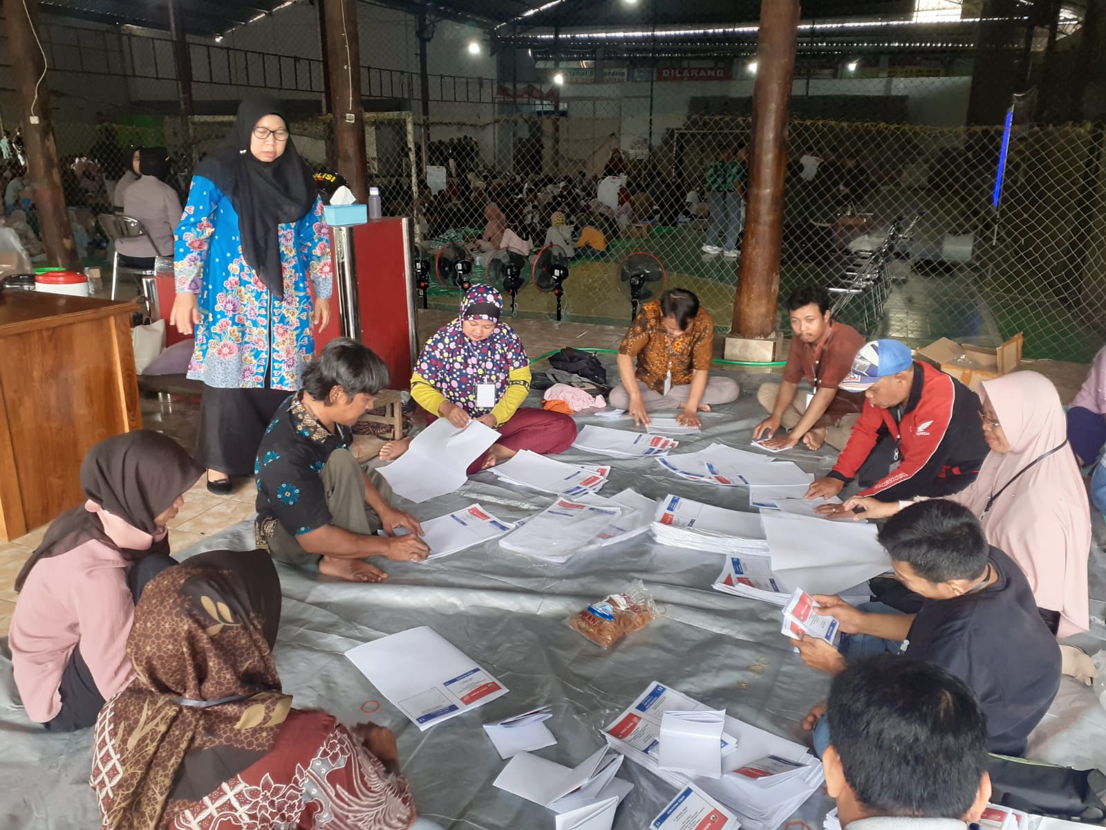 JELANG PEMILU 2024: Suasana sortir dan pelipatan surat suara di Kabupaten Pekalongan yang libatkan kalangan disabilitas, Rabu (10/1/2024).