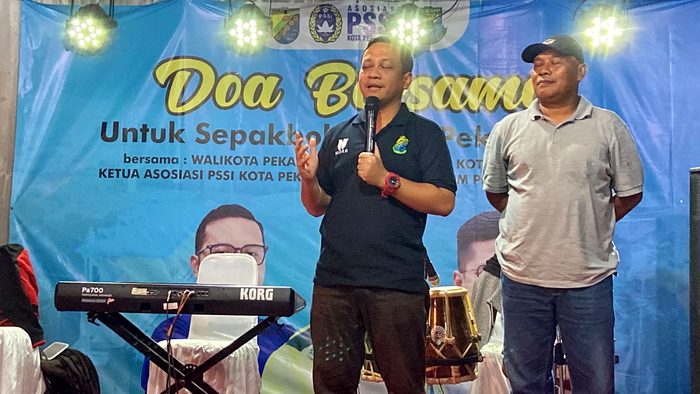 BERDOA : Wali Kota Pekalongan, Achmad Afzan Arslan Djunaid saat ikut doa bersama untuk Sepak Bola Kota Pekalongan di Sekretariat Askot Pekalongan, Rabu malam (10/1/2024).