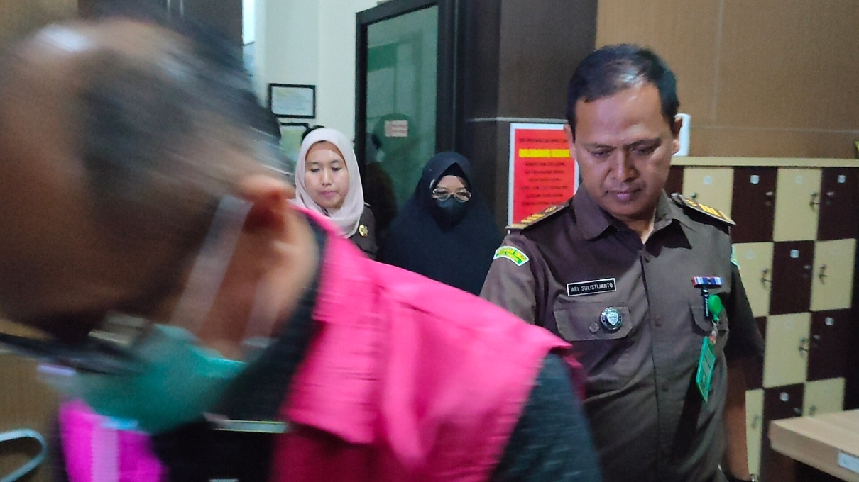 KORUPSI: Tersangka korupsi proyek pelabuhan Batang saat hendak digelandang menuju Lapas Kelas IIB Batang usai ditetapkan tersangka, 12 Juli 2023. (Riyan Fadli Jawa Pos Metro Pekalongan)