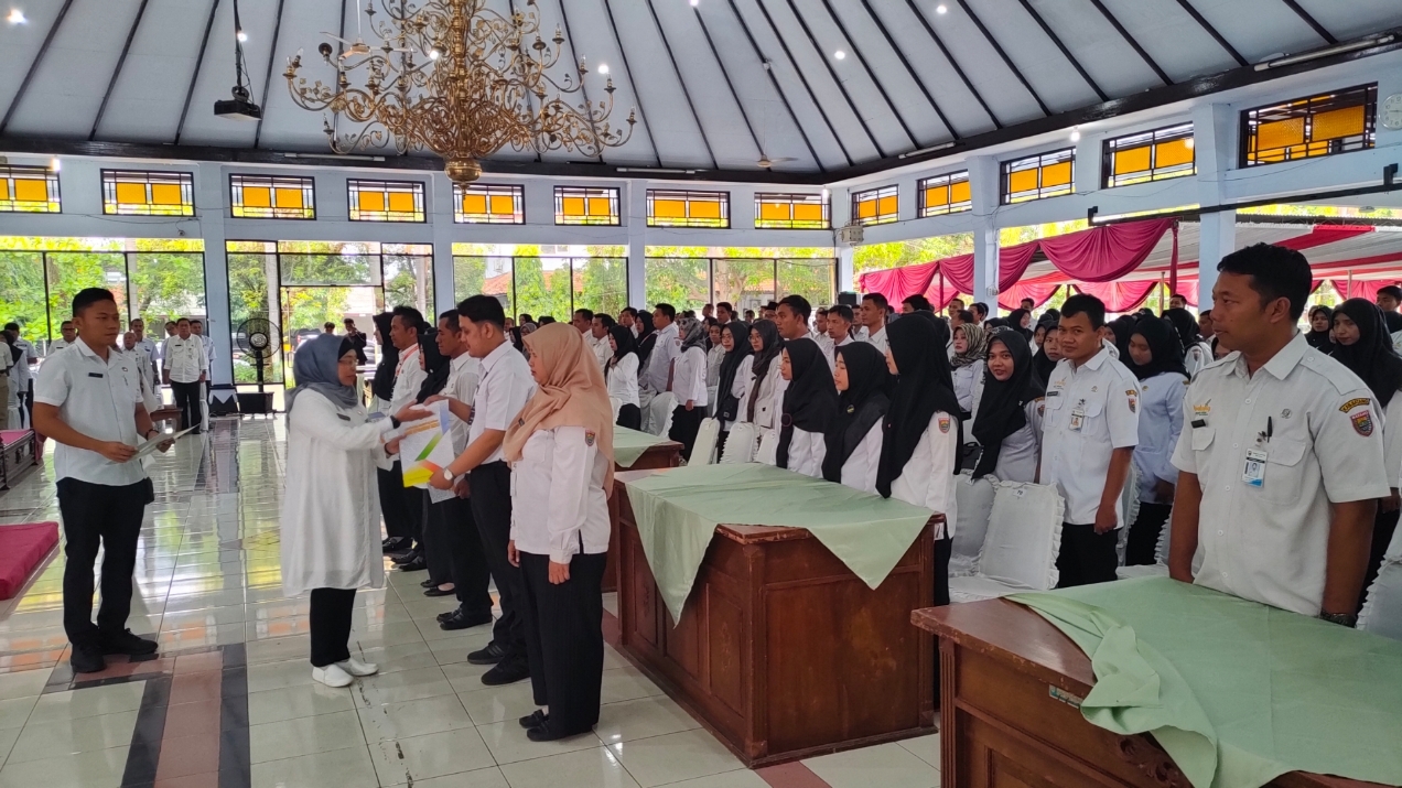 LANTIK: Pj Bupati Batang saat melakukan pelantikan para ASN di lingkungan Pemerintah Kabupaten Batang. (Riyan Fadli Jawa Pos Metro Pekalongan)