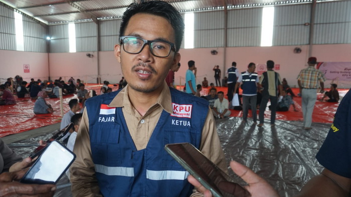 BERI KETERANGAN : Ketua KPU Kota Pekalongan Fajar Randi Yogananda saat memberikan keterangan.