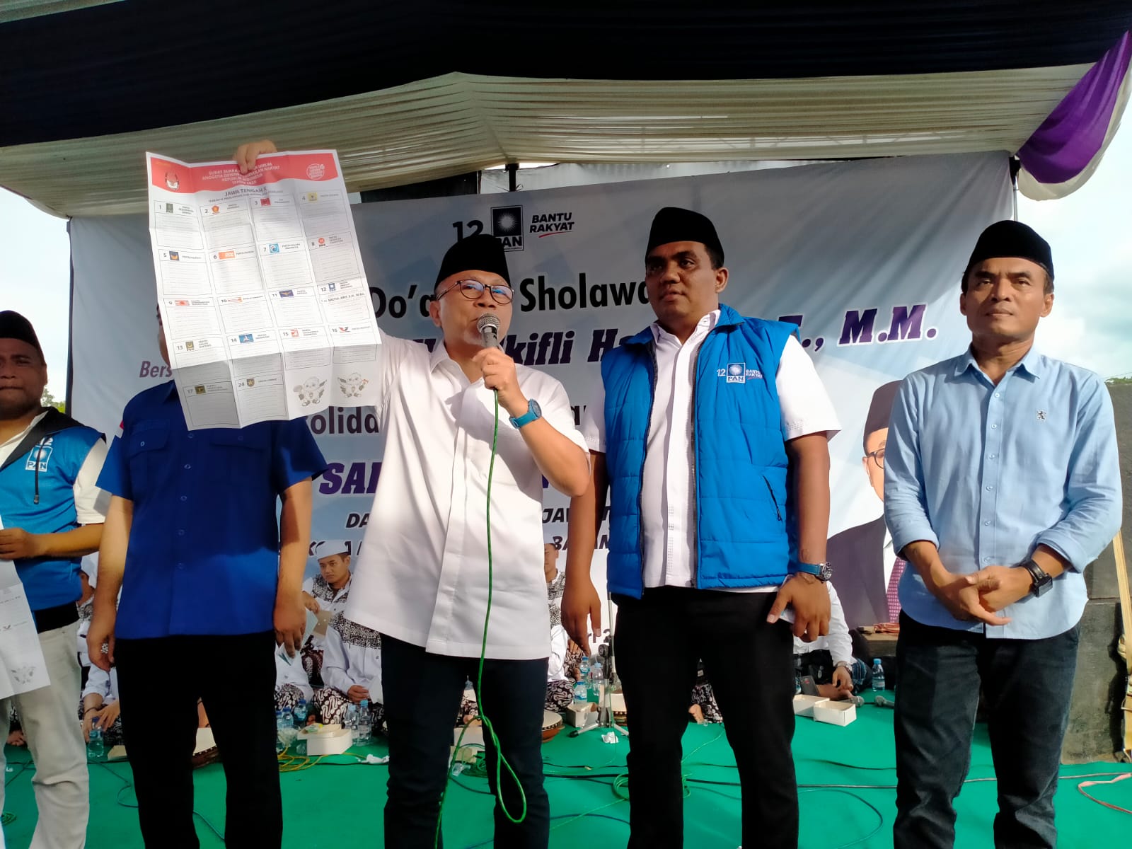 POLITIK:  Ketua DPD PAN Kabupaten Pekalongan Candra Saputra saat berkampanye di Kecamatan Kesesi bersama Zulkifli Hasan, beberapa waktu lalu.