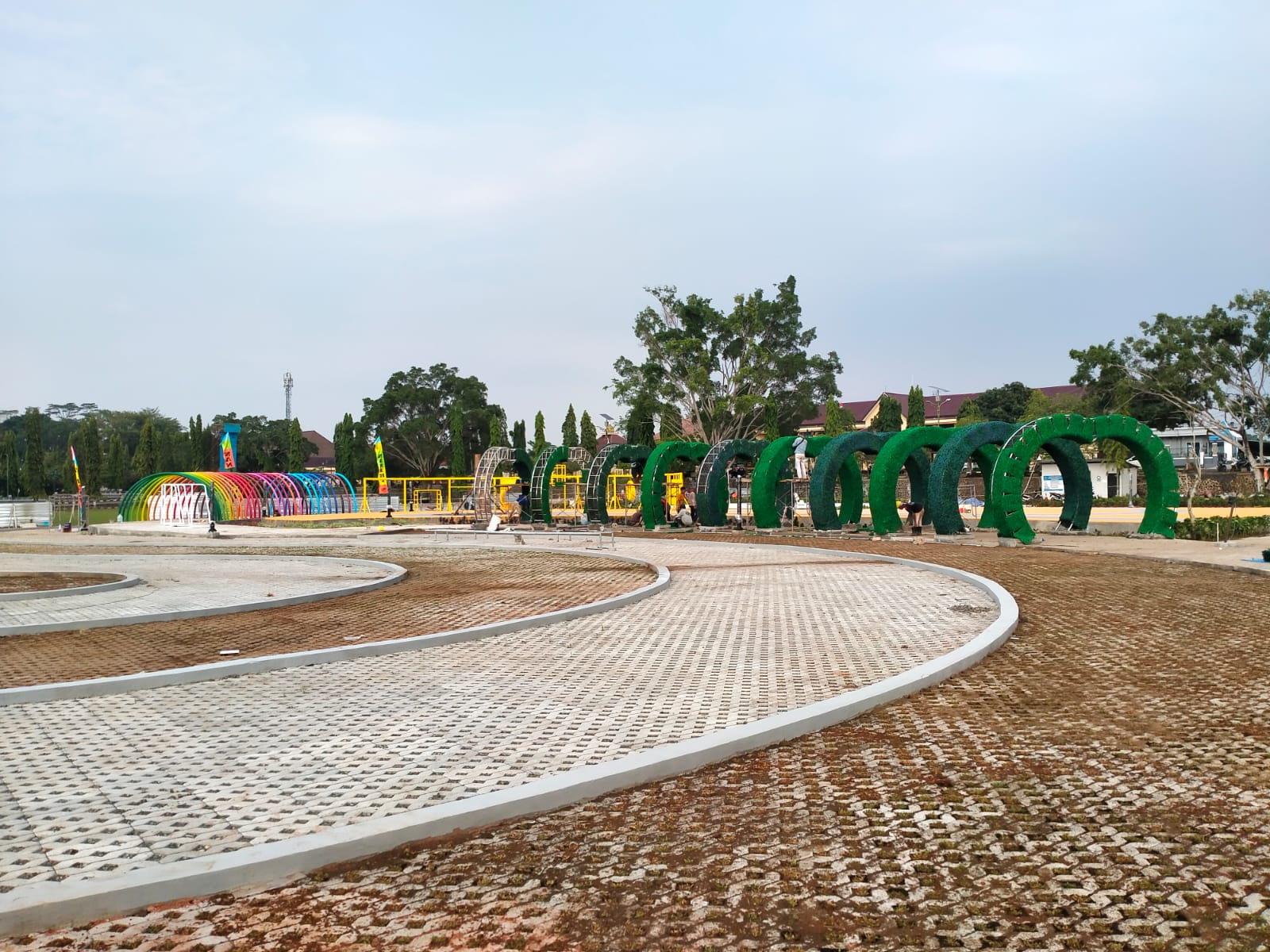 BELUM DIBUKA: Pemandangan taman Alun-Alun Kajen yang sudah diresmikan Pemkab Pekalongan, tapi hingga kini masih ditutup dan belum bisa dikunjungi.