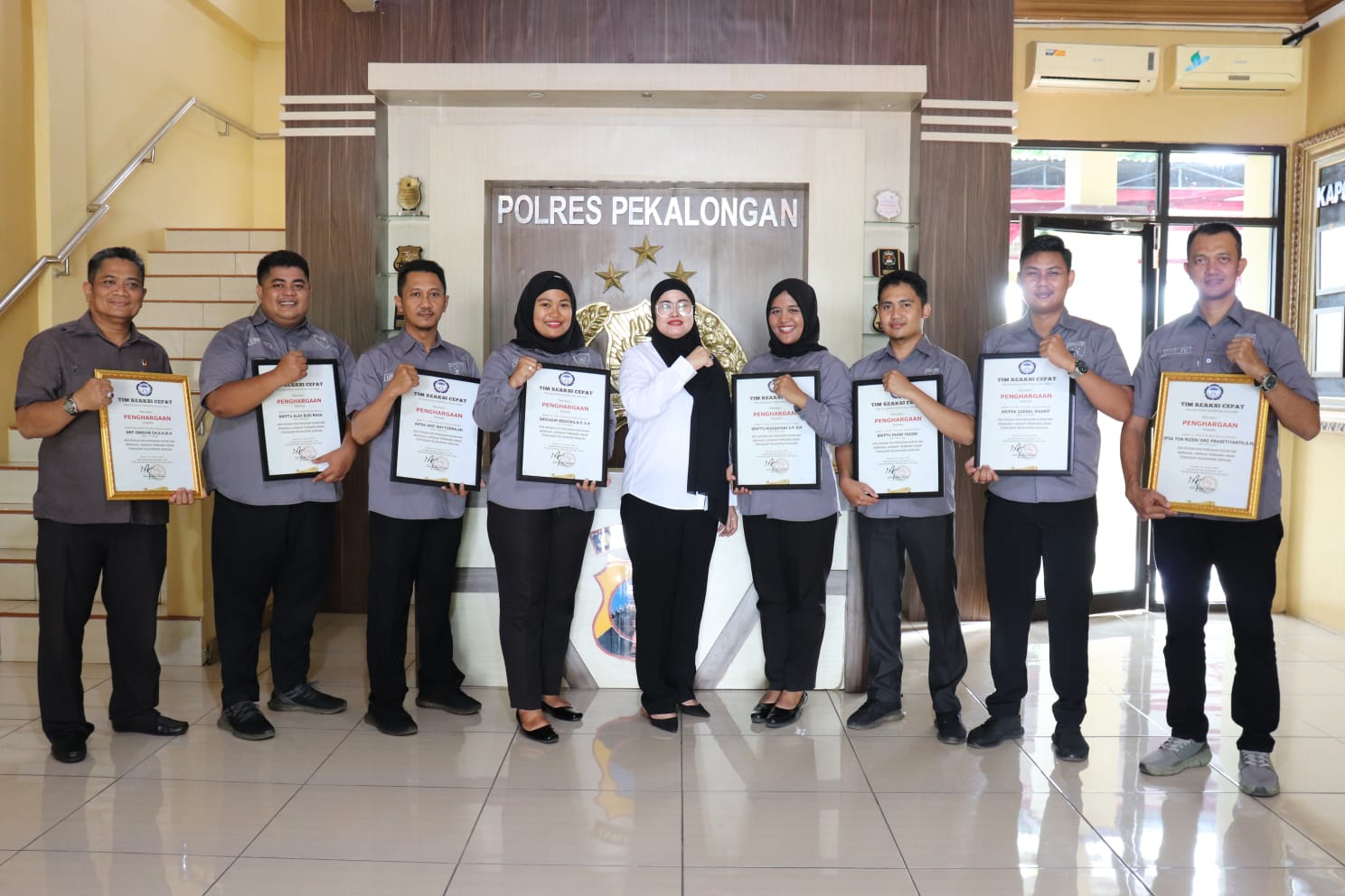 PRESTASI: Para personil Unit PPA Satreskrim Polres Pekalongan saat menerima penghargaan dari TRC PPA Nasional, Selasa (9/1/2024).