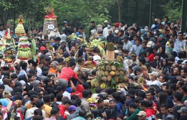 BEREBUT: Kemeriahan Festival Durian Kabupaten Pekalongan tahun 2023, di Desa Lolong, Kecamatan Karaganyar, ribuan pengunjung berebut gunungan durian.