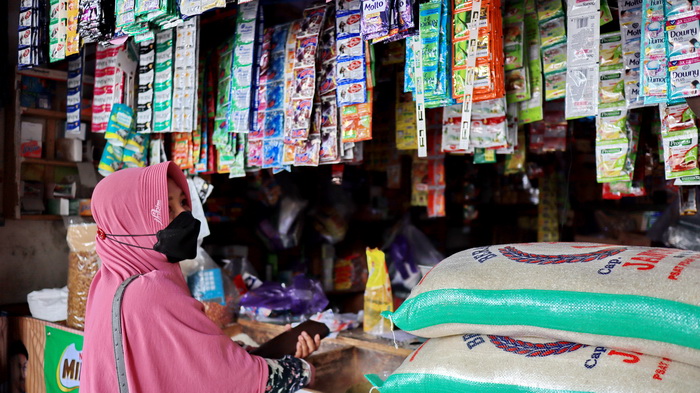 TRANSAKSI : Pedagang sedang melayani pelanggan di Pasar Grogolan, Pekalongan Timur, Kota Pekalongan.
