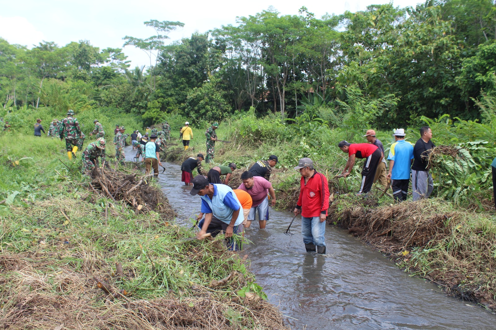 BERSIH-BERSIH: Warga bersama TNI dan Polri membersihkan sungai di Desa Cepagan, Kecamatan Warungasem. (istimewa)