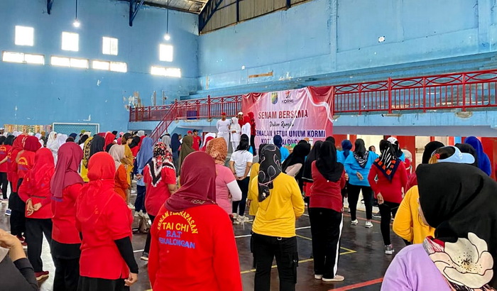 SENAM BERSAMA : Pengurus Kormi Kota Pekalongan dan masyarakat umum melakukan senam bersama di GOR Jatayu Kota Pekalongan Jumat (12/1/2024).