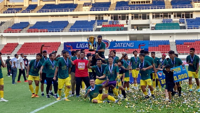 RAYAKAN KEMENANGAN : Tim Persip Pekalongan, official, dan Wali Kota Pekalongan merayakan kemenangan menjadi Juara Liga 3 Jateng, di GOR Jatidiri Semarang, Sabtu 13 Januari 2024.