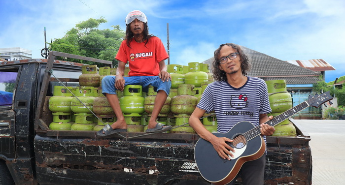 POSE BERDUA : Dua personel sisa Band Raprox Pekalongan di sela-sela aktivitasnya sehari-hari.