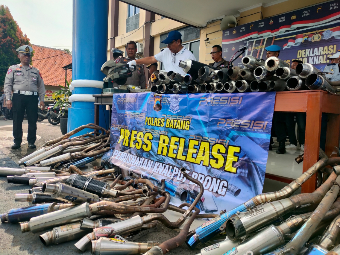 DIMUSNAHKAN: Pemusnahan kenalpot brong di kantor Satlantas Polres Batang, Minggu (14/1/2024). (Riyan Fadli/Jawa Pos Metro Pekalongan)