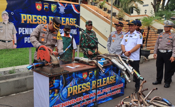 POTONG KNALPOT : Kapolres Pekalongan Kota AKBP Doni Prakoso Widamanto secara simbolis memotong knalpot brong usai apel di halaman kantor Setda Kota Pekalongan, Minggu 14 Januari 2024.
