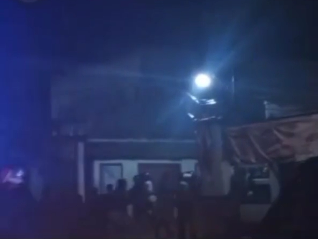 TAWURAN: Tangkapan layar video yang beredar di media sosial terkait tawuran suporter Persip Pekalongan di Batang. (istimewa)