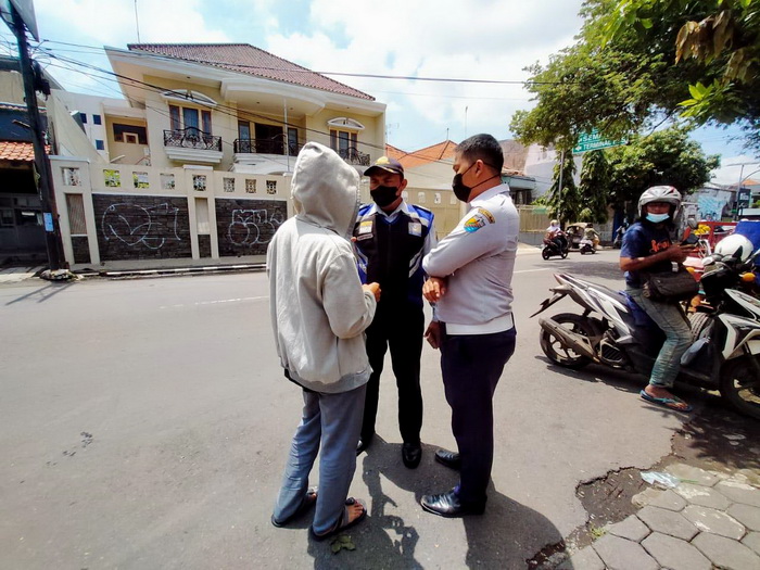 TERTIBKAN PARKIR : Dishub Kota Pekalongan saat menertibkan kawasan parkir di wilayah Pekalongan baru-baru ini.