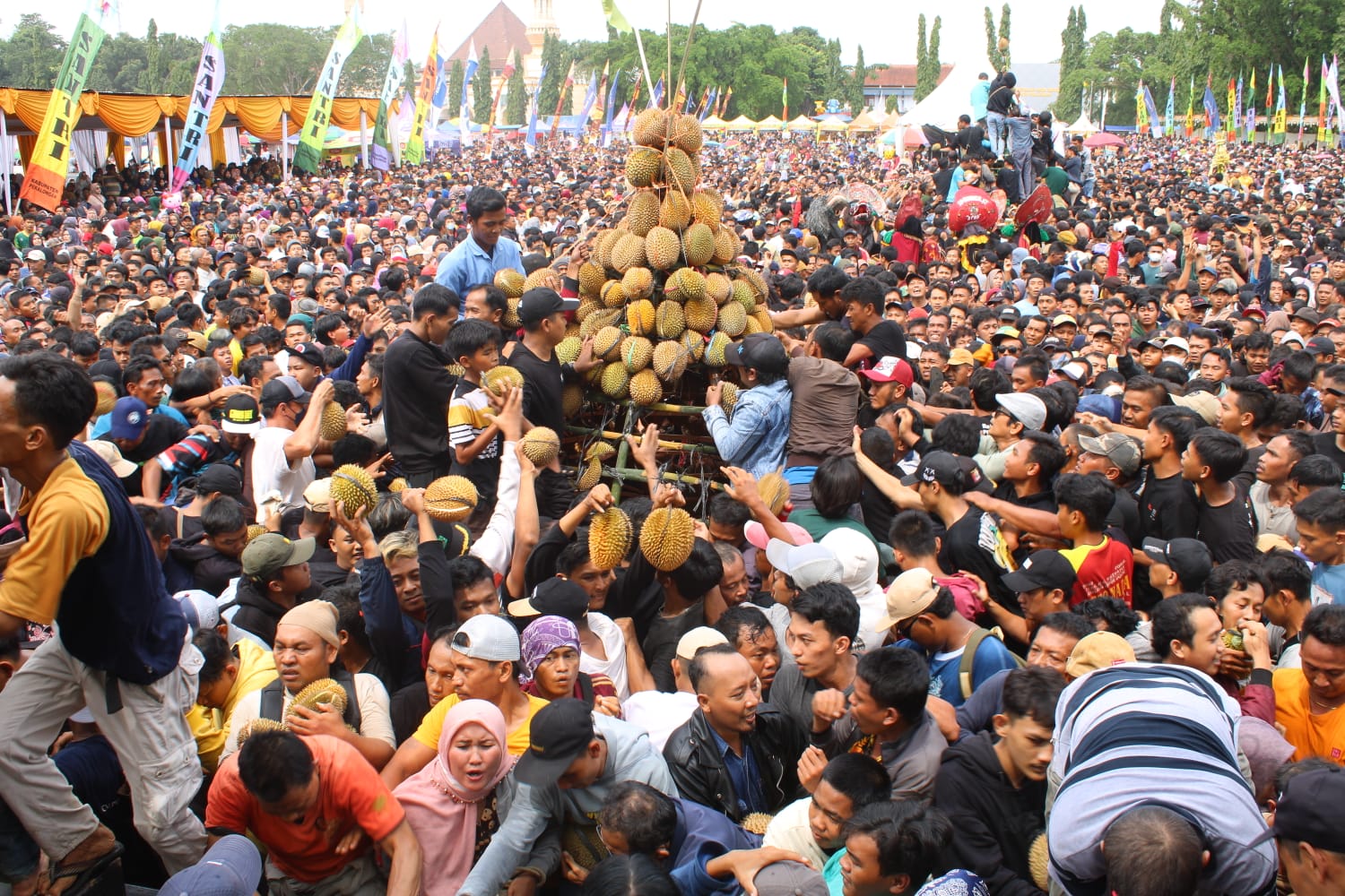 RICUH: Kericuhan Festival Durian 2024 di Alun-Alun Kajen, usai lautan manusia membobol pagar pembatas di dekat panggung, Minggu (14/1/2024).