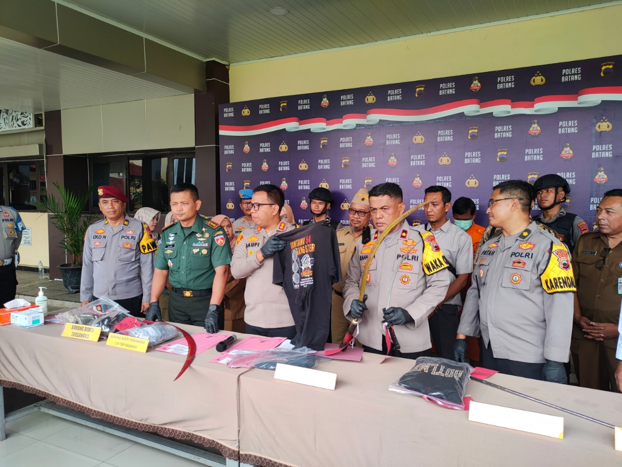 TAWURAN: Kapolres Batang, AKBP Saufi Salamun bersama jajarannya menunjukkan barang bukti kasus tawuran pelajar. (Riyan Fadli/Jawa Pos Metro Pekalongan)