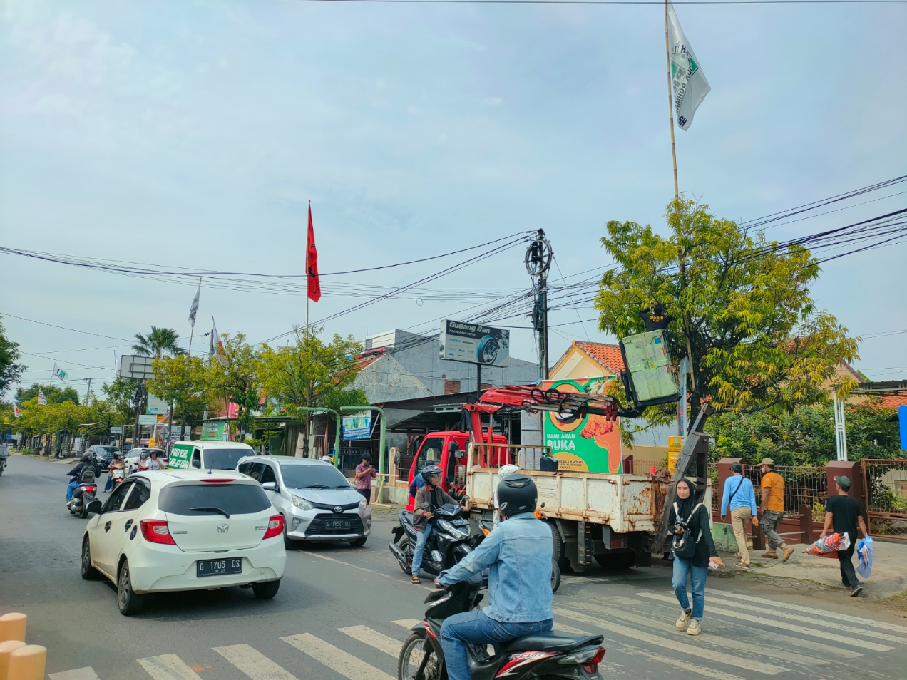 COPOTI APK: Bawaslu, Satpol PP dan Dishub Batang saat menertibkan Alat Peraga Kampanye di atas pohon. (Riyan Fadli/Jawa Pos Metro Pekalongan)