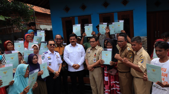 SERAHKAN : Menteri Agraria dan Tata Ruang/Kepala Badan Pertanahan Nasional (ATR/BPN), Hadi Tjahjanto serahkan langsung sertifikat tanah kepada warga Kota Pekalongan Senin 15 Januari 2024.